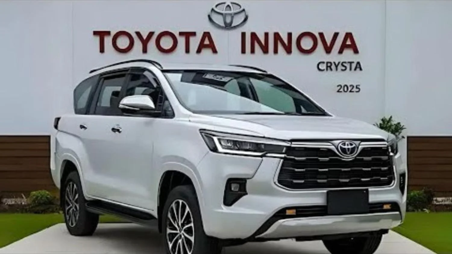 Toyota Innova Crysta 2025 Launched – 35 KM/L Mileage, 7-Seater Comfort & EMI Just ₹10,500